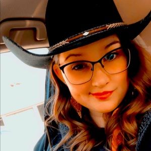 Meet your Posher, Abi